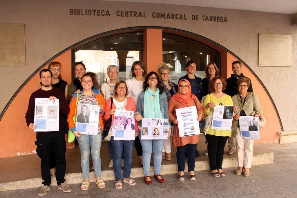 Representants de les entitats impulsores de la iniciativa davant la Biblioteca Comarcal de Tàrrega