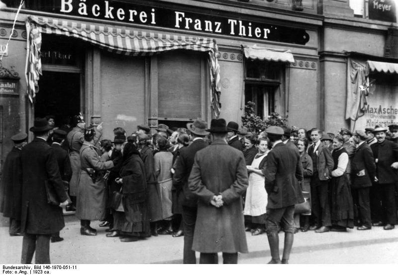 Bundesarchiv_Bild_146-1970-051-11,_Berlin,_Menschenmenge_vor_Bäckerei
