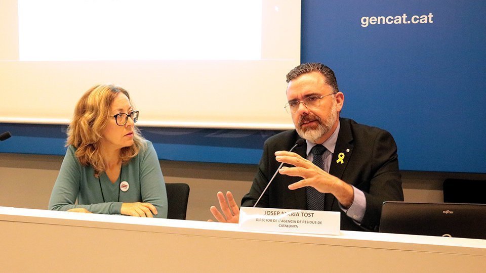 El director de l'Agència de Residus de Catalunya, Josep Maria Tost, la directora territorial Dolors Tella