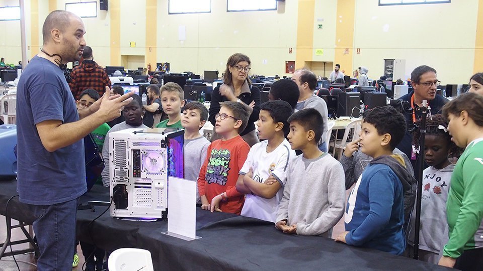 Visita dels escolars a la Lan Party de Mollerussa