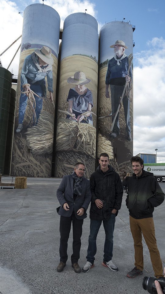Mural a les sitjes de cooperativa, els autors Jofre Oliveras, i Nil Safont 1