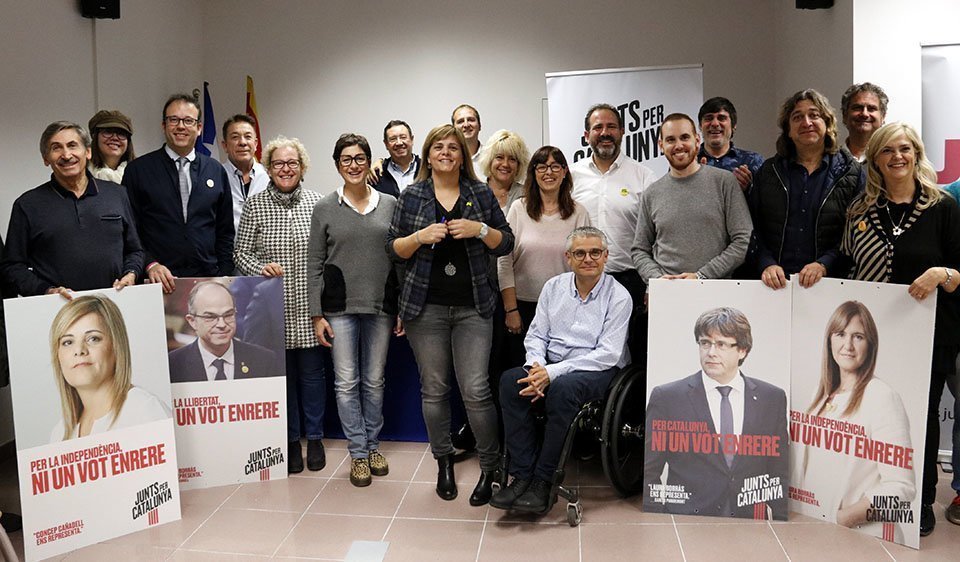 Concepció Cañadell, celebra l'escó acompanyada de companys de JxCat