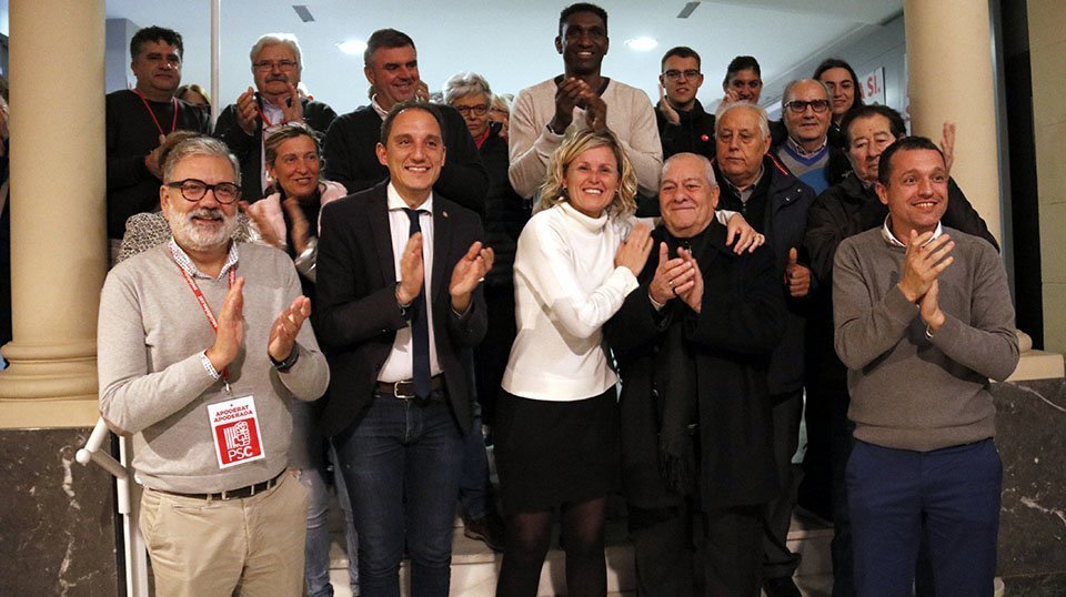 La cap de llista del PSC al Congrés Montse Mínguez, amb companys del PSC