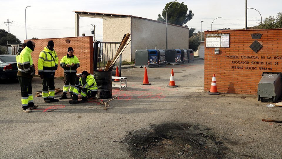 Treballadors de l'empresa de recollida d'escombraries bloquejant l'accés a la deixalleria