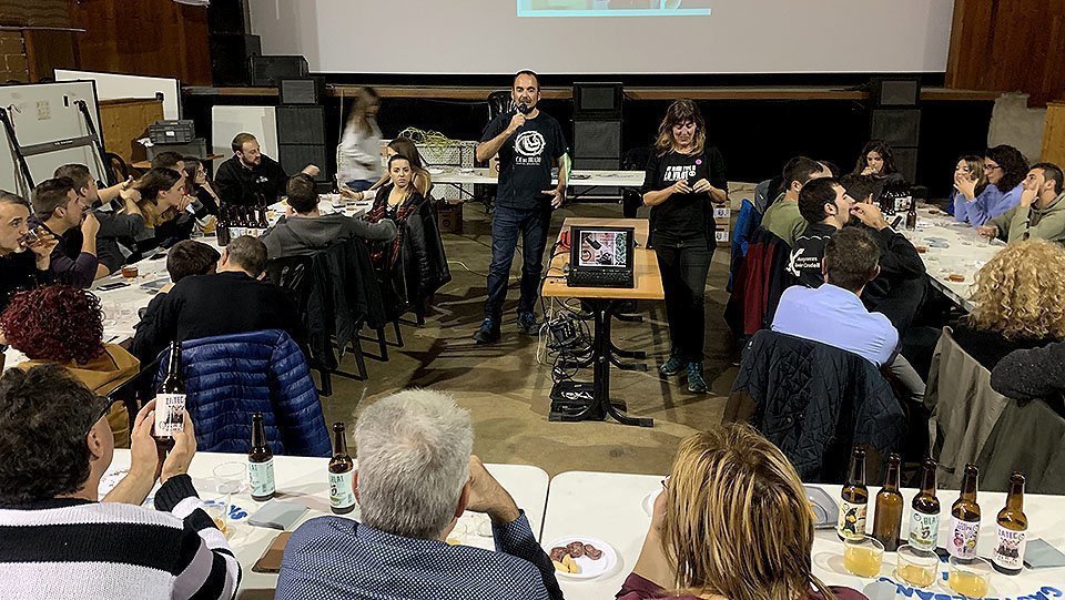 Quiònia Pujol i Òscar Mogilnicki, presenten la cervesa Lo Vilot a Castelldans