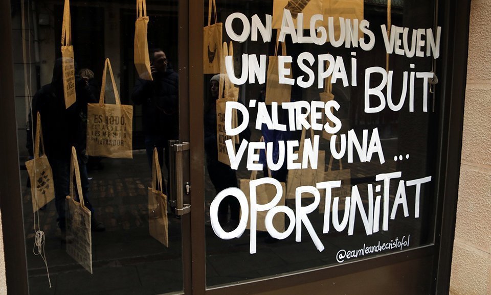 El projecte 'Artèria' en un aparador d'una botiga tancada del carrer Major de Cervera