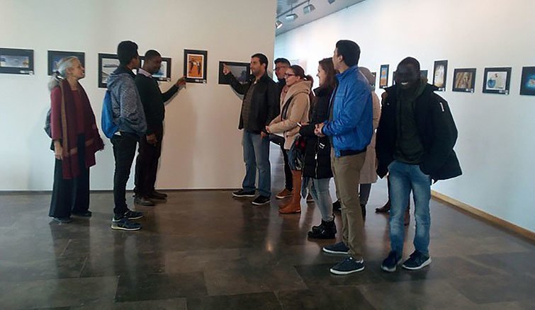 Obres d'humor gràfic de 45 països que s'agrupen sota el títol Nòmades Migracions forçades