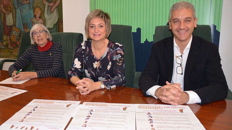 La regidora Anna Carné, la presidenta d’Acudam, Angelina Roure, iel gerent Jordi Morillas,