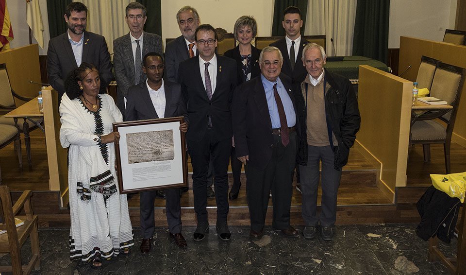 Recepció del consistori de Mollerussa a a Henry Acosta, premi Ànima