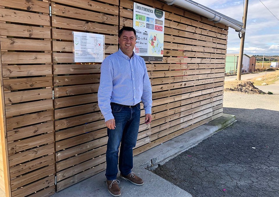 Jordi Janés, davant de la microdeixalleria de l'Av. de  Vallmanya d'Alcarràs