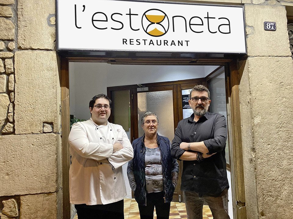 Josep Maria Pons, Encarna Calafell i Santi Aubach, a la porta de L'Estoneta