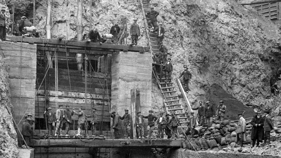 Treballadors de l'obra de la central hidroelèctrica de Camarasa