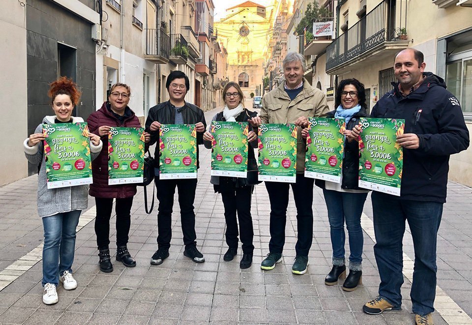 El regidor Jordi Ribalta acompanya als representants de l'Agrupació de Comerciants de les Borges en la presentació de la campanya de Nadal 2019