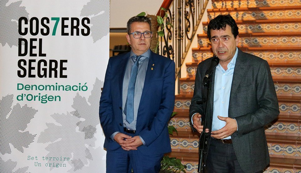 El president de la DO Costers del Segre, Tomàs Cusiné, es dirigeix als comensals acompanyat del president de la Diputació de Lleida, Joan Talarn. Imatge del 2 de desembre de 2019. (Horitzontal)