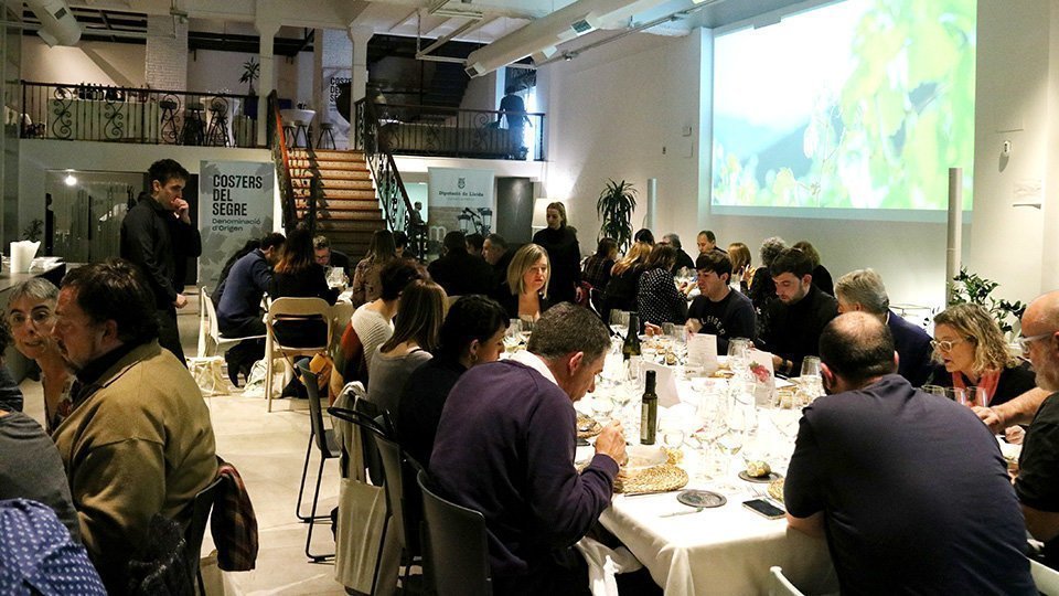 Pla general del sopar celebrat per la DO Costers del Segre a Barcelona. Imatge del 2 de desembre de 2019.(Horitzontal)