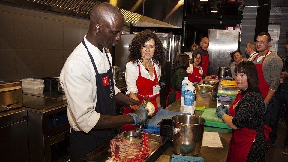 Els joves i empresaris en la Cuina entre amics a la Boscana