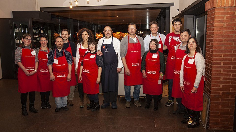 Empresaris i joves amb el xef Joel Castanyé