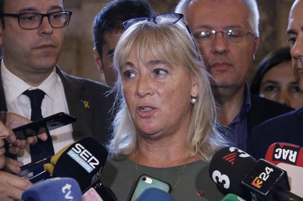 Primer pla de la diputada de JxCat al Parlament Montserrat Macià atenent la premsa el dia 11 de novembre de 2019 (Horitzontal)