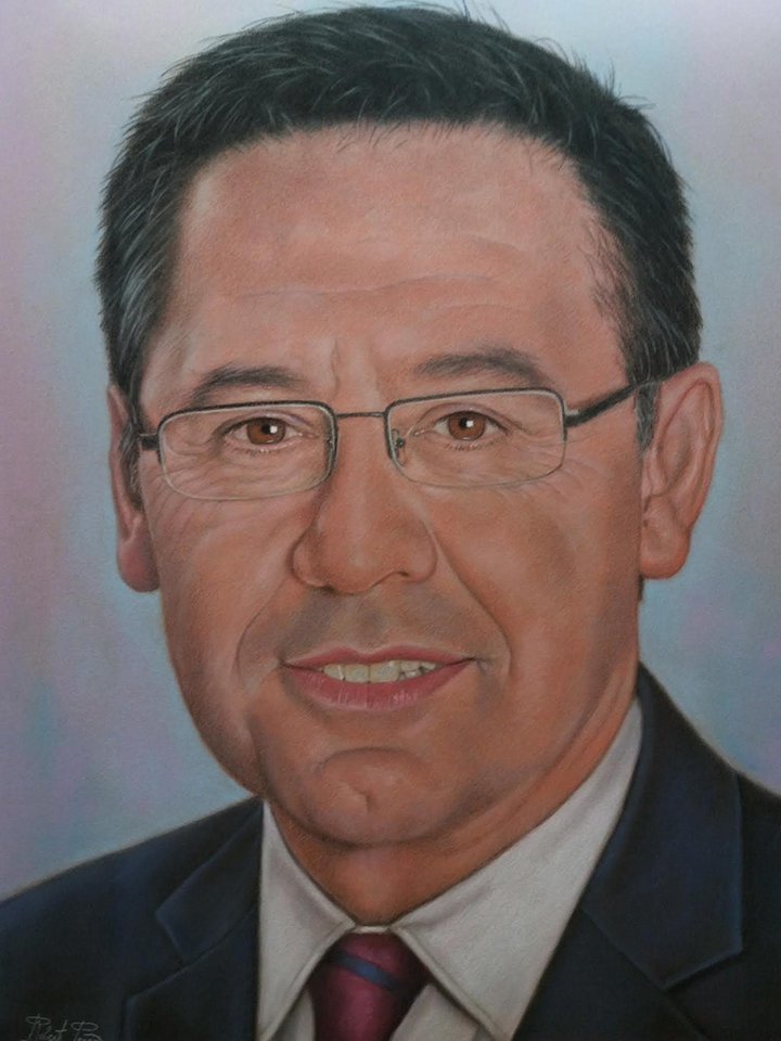 Josep Maria Bertomeu rep el retrat de mans de Robert Pérez