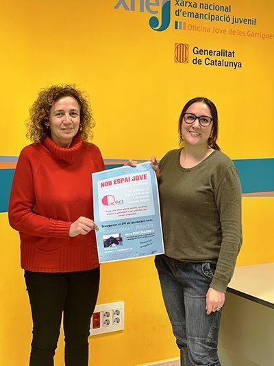 La regidora Maricel Viladoms, amb la responsalbe de l'Oficina Jove de les Garrigues, Íngrid Florejachs, presentant el projecte Qda't