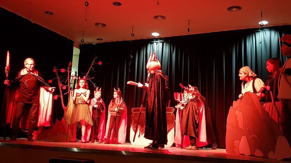 El grup de teatre de Fondarella preparant l'estrena 2