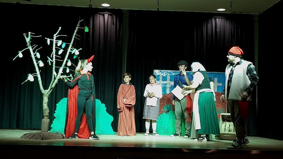 El grup de teatre de Fondarella preparant l'estrena 1