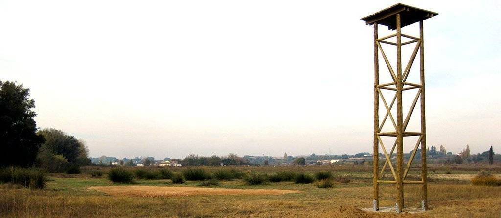 Torre de biodiversitat que s'ha construït a l'entorn dels Aiguamolls de Rufea