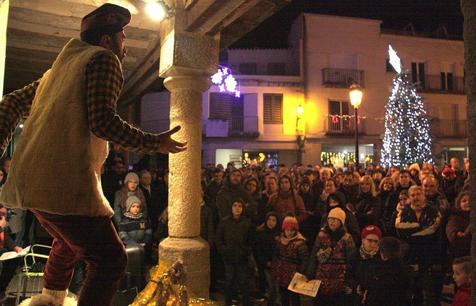 Pla mitjà del personatge que fa de caganer fent un monòleg abans de la representació del Pessebre Vivent de Linyola. Imatge del 26 de desembre de 2019 (Horitzontal).