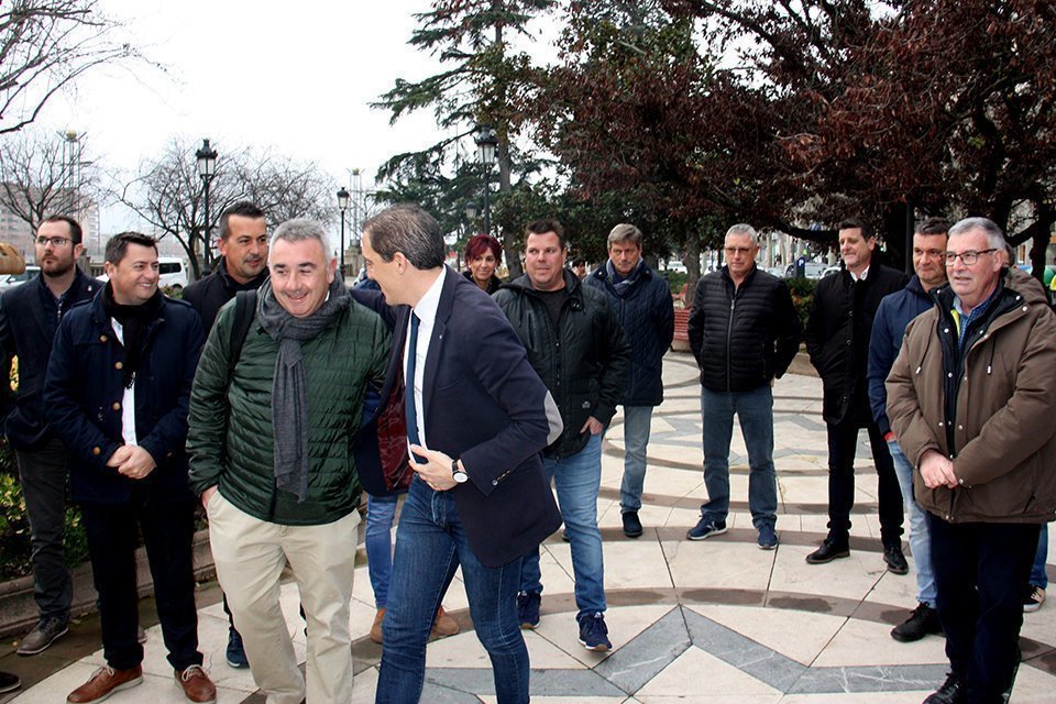 Pla americà del subdelegat del govern de l'Estat a Lleida, José Crespín, i el president del sindicat Asaja Lleida, Pere Roqué, a punt d'entrar a la subdelegació amb diversos alcaldes del Baix Segre. Imatge del 27 de desembre de 2019 (Horitzontal).