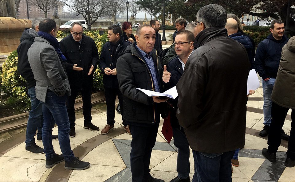 Manel Ezquerra conversa amb d'altres regidors de municipis productors abans de la trobada amb el Subdelgat