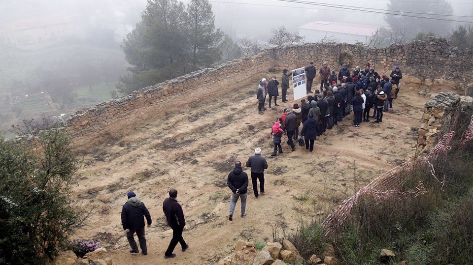 Pla general dels participants a la jornada entrant al cementiri vell del Soleràs, on hi havia la fossa comuna, el 29 de desembre de 2019. (Horitzontal).