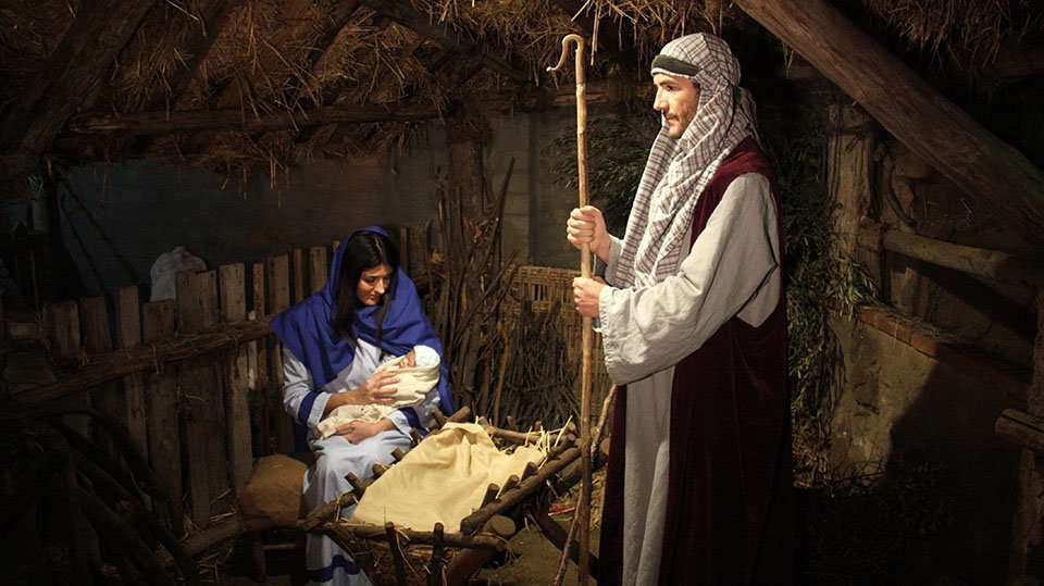 Pla general de l'escena del naixement del nen Jesús del Pessebre Vivent de Linyola. Imatge del 26 de desembre de 2019 (Horitzontal).
