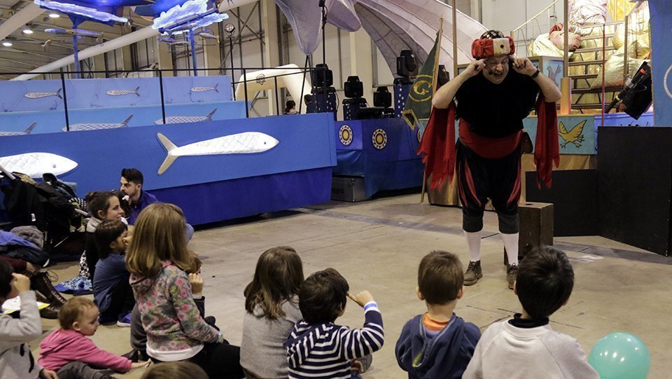 Pla obert on s'hi veuen diversos infants mirant un dels espectacles de la 29a edició del Cucalòcum, el 4 de gener de 2020. (Horitzontal)