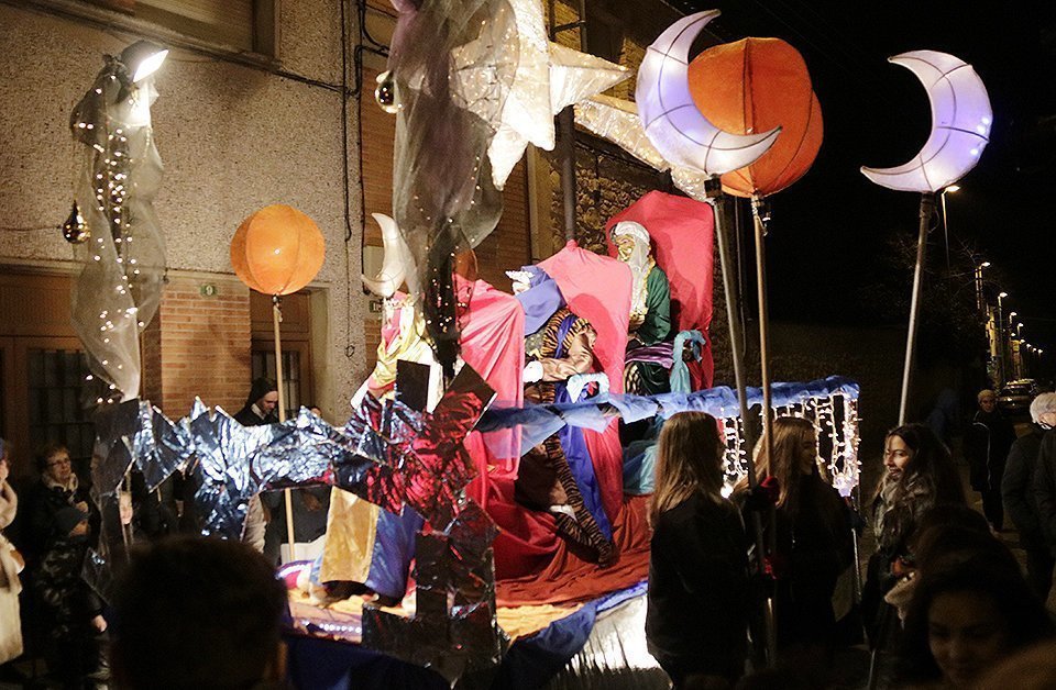 Pla obert de la carrossa en la que han arribat les tres Reines Magues d'Orient a Belianes, el 5 de gener de 2020. (Horitzontal)