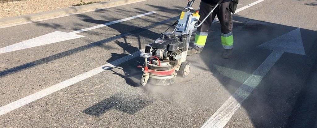 Els operaris renoven la senyalització a Alcarràs