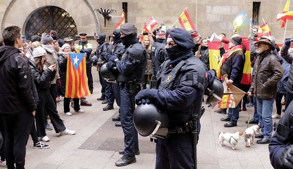 Els Mossos d'Esquadra han separart els antifeixistes i els manifestants de VOX