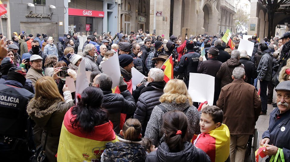 Els Mossos d'Esquadra han separart els antifeixistes i els manifestants de VOX