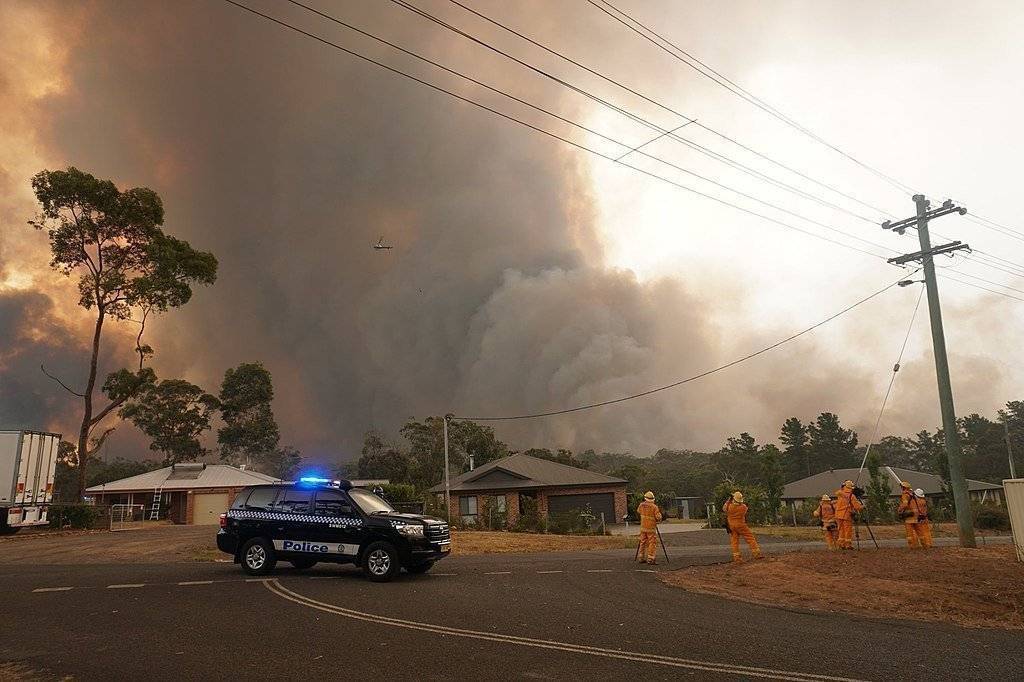 Large out-of-control bushfire approaches the New South Wales township of Yanderra - Helitak430