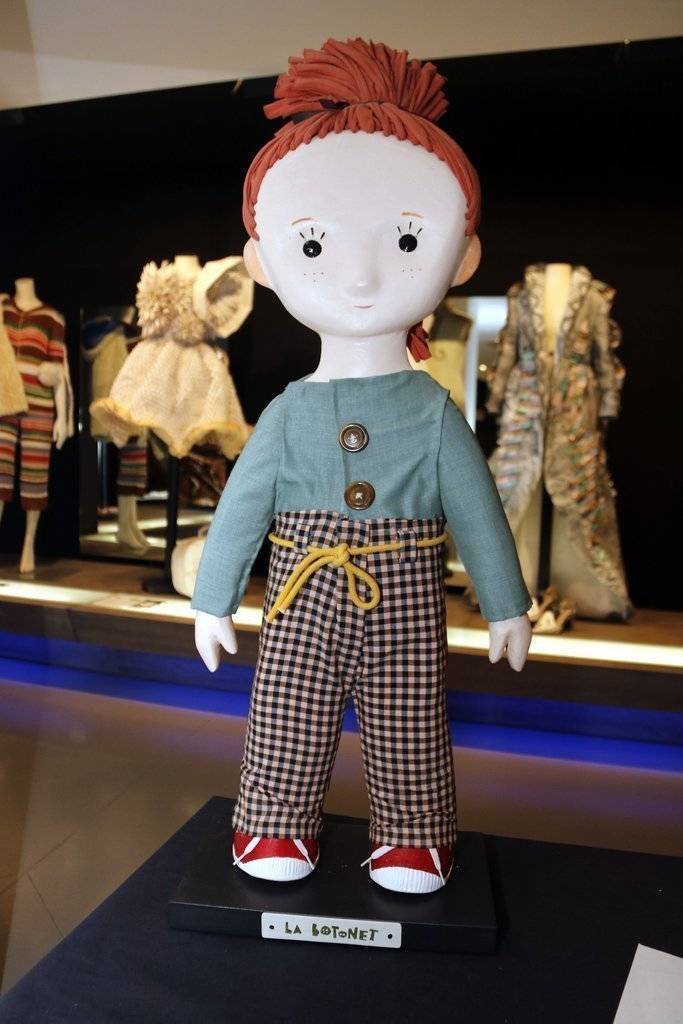 Pla mitjà on es pot veure el personatge de la Botonet, al Museu de Vestits de Paper de Mollerussa, el 14 de gener de 2020. (Vertical)