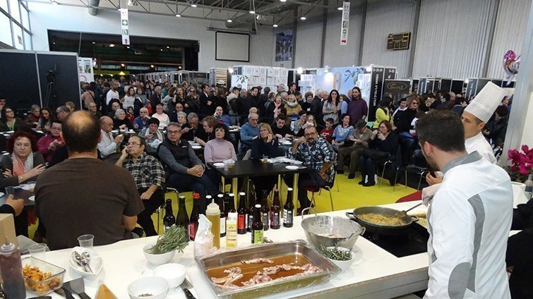 El xef David López, del Palau de Margalef, fent un xou cooking de carn de corder i cabrit, a l'Espai Gastrònim de la 55a Fira de l'Oli i les Garrigues