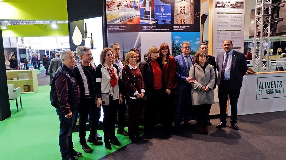 Laura Borras amb les autoritat a l'estand de la Diputacio