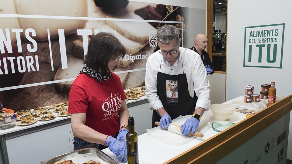 Dolors Llort i Joan Talarn amb les mans a la massa 1