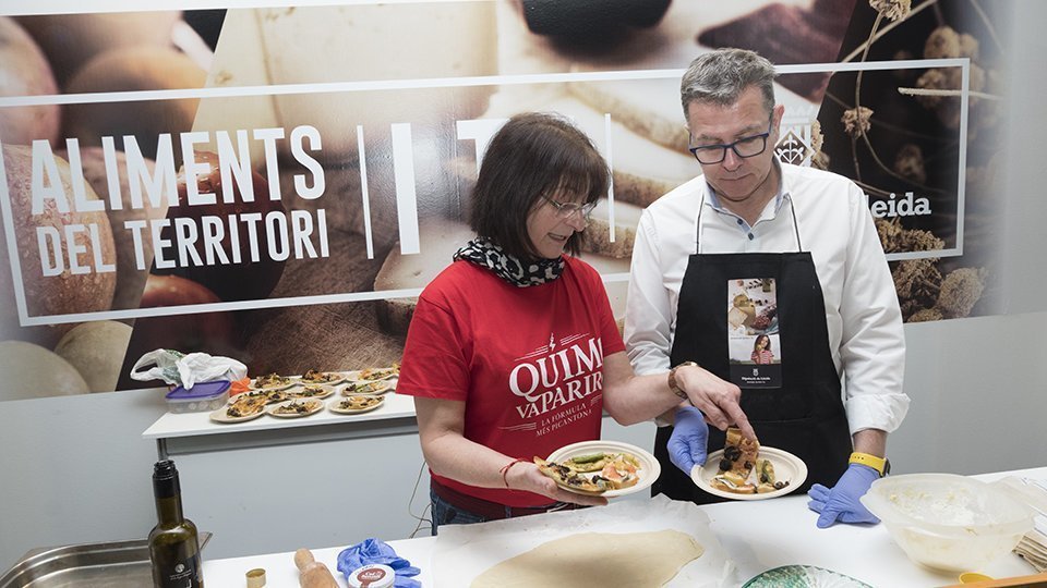 Dolors Llort i Joan Talarn amb les mans a la massa 2