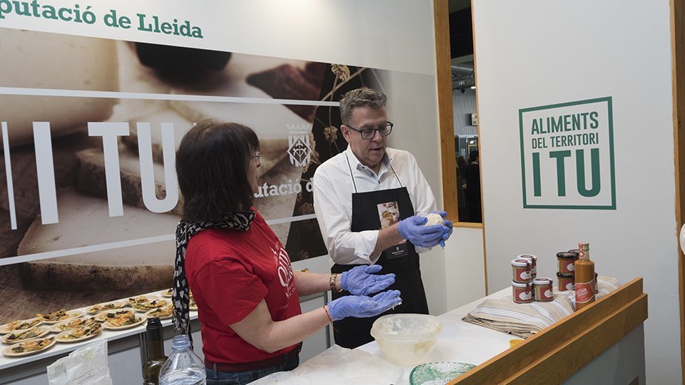 Dolors Llort i Joan Talarn amb les mans a la massa