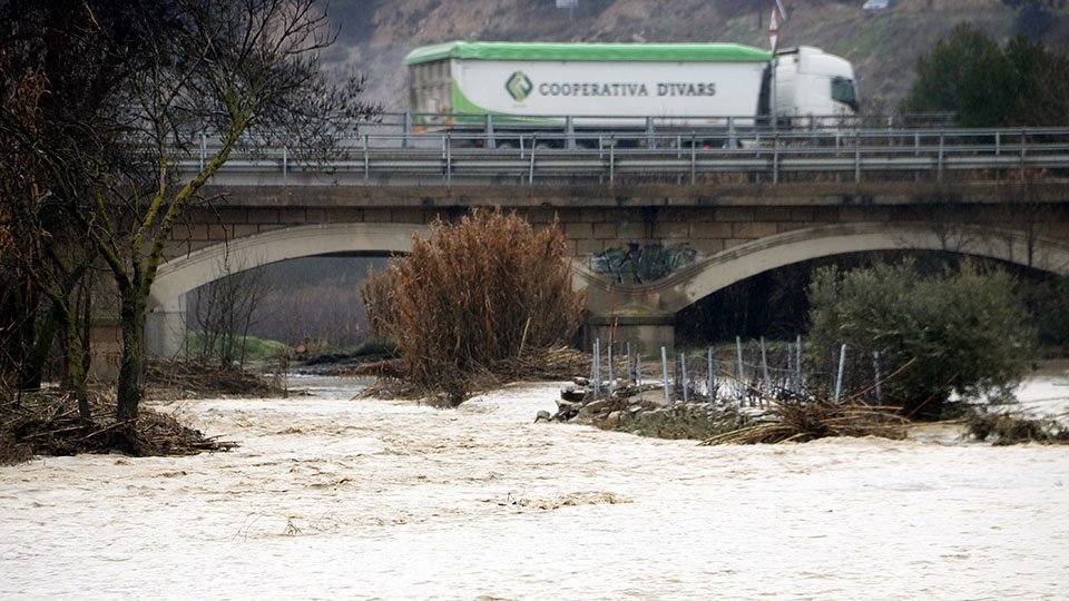 El riu Corb baixant amb força a l'alçada de Ciutadilla