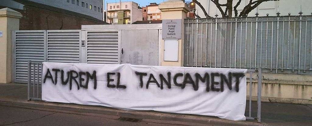 Pancarta penjada a l'escola Àngel Guimerà de Balaguer contra el tancament del centre educatiu