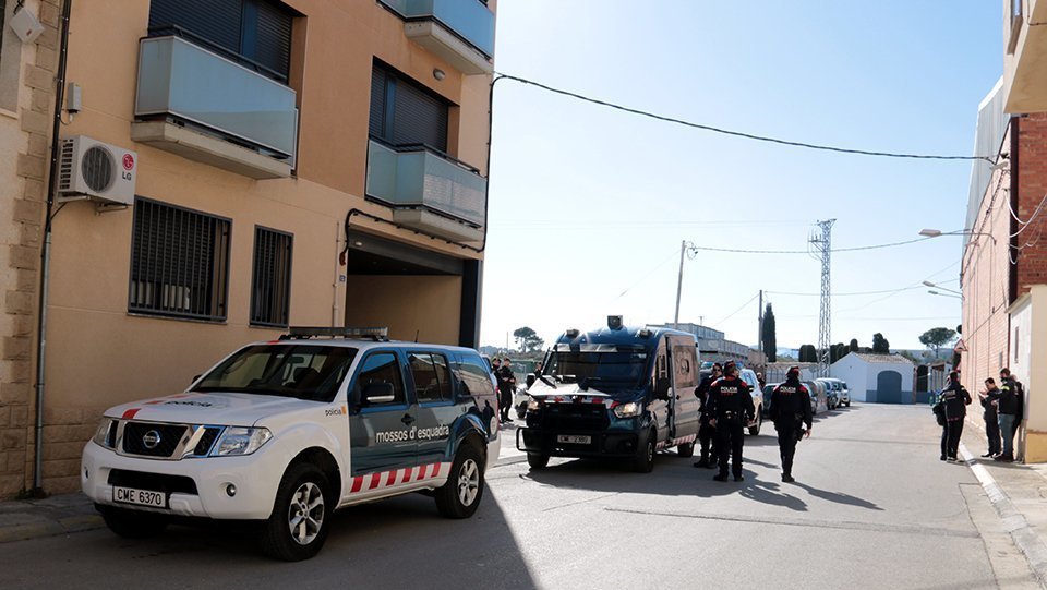 Agents dels Mossos d'Esquadra i de la Guàrdia Civil davant d'un edifici del carrer Sant Jordi de Rosselló en el marc d'una opració contra la immigració il·legal, el 5 de febrer del 2020. (Horitzontal)