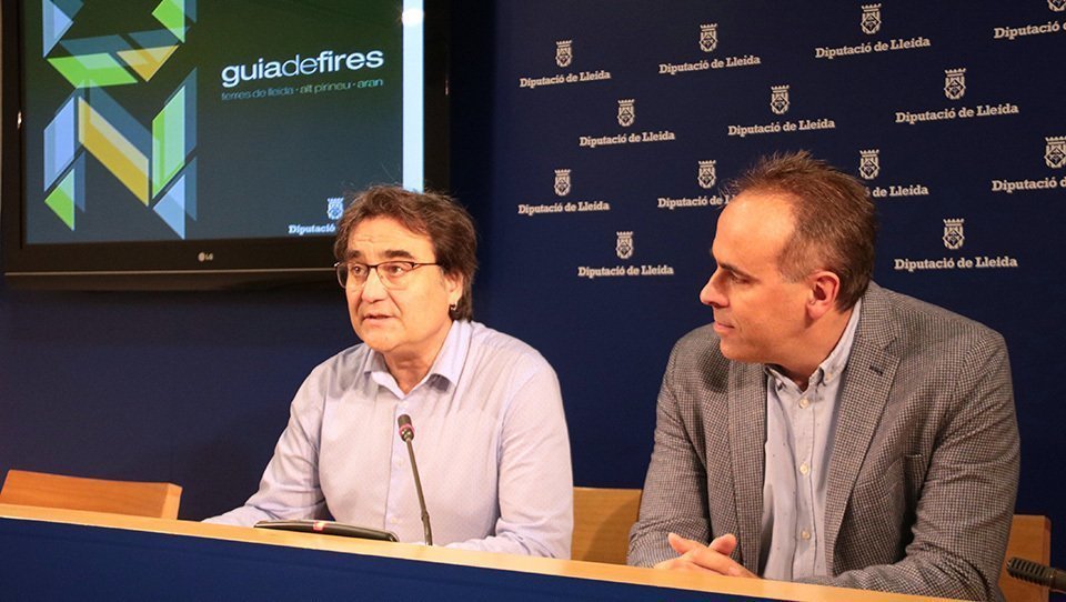 El vicepresident del Patronat de Promoció Econòmica de la Diputació de Lleida, Carles Gibert, amb el director del Patronat Ramon Boixadera, presentant la Guia de Fires de Lleida 2020, el 7 de febrer del 2020. (Horitzontal)