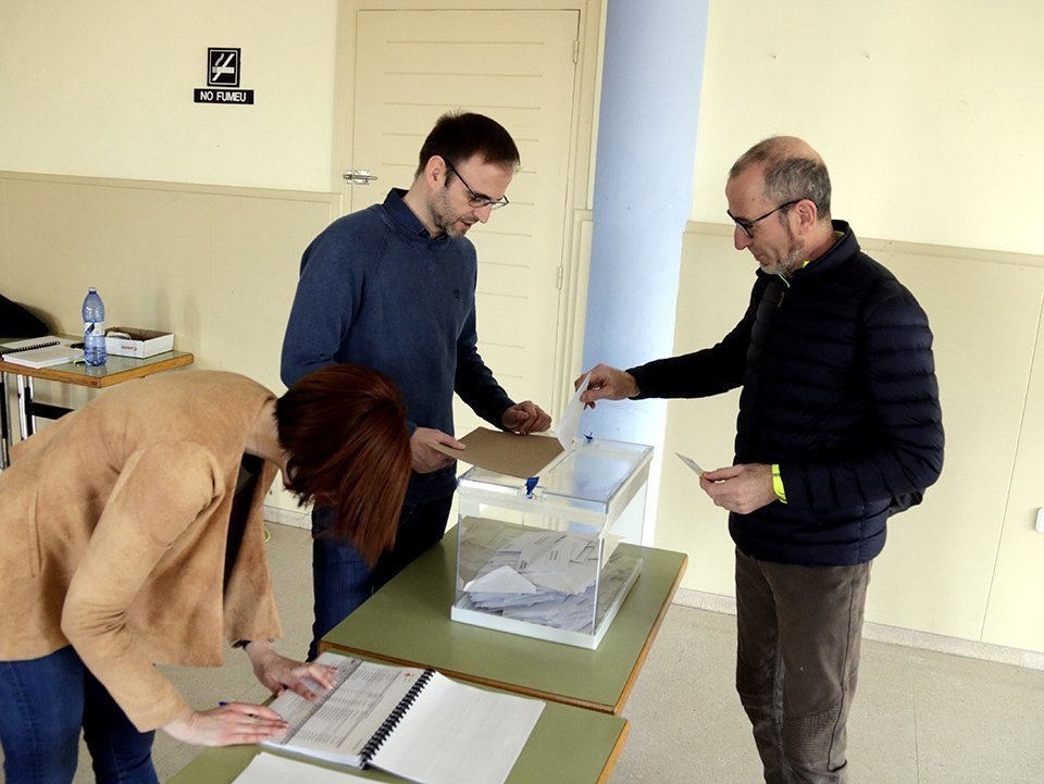 Un veí d'Arbeca votant al procés participatiu sobre el futur del mercat d'antiguitats
