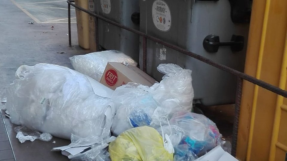 Brossa a fora dels contenidors a Tàrrega